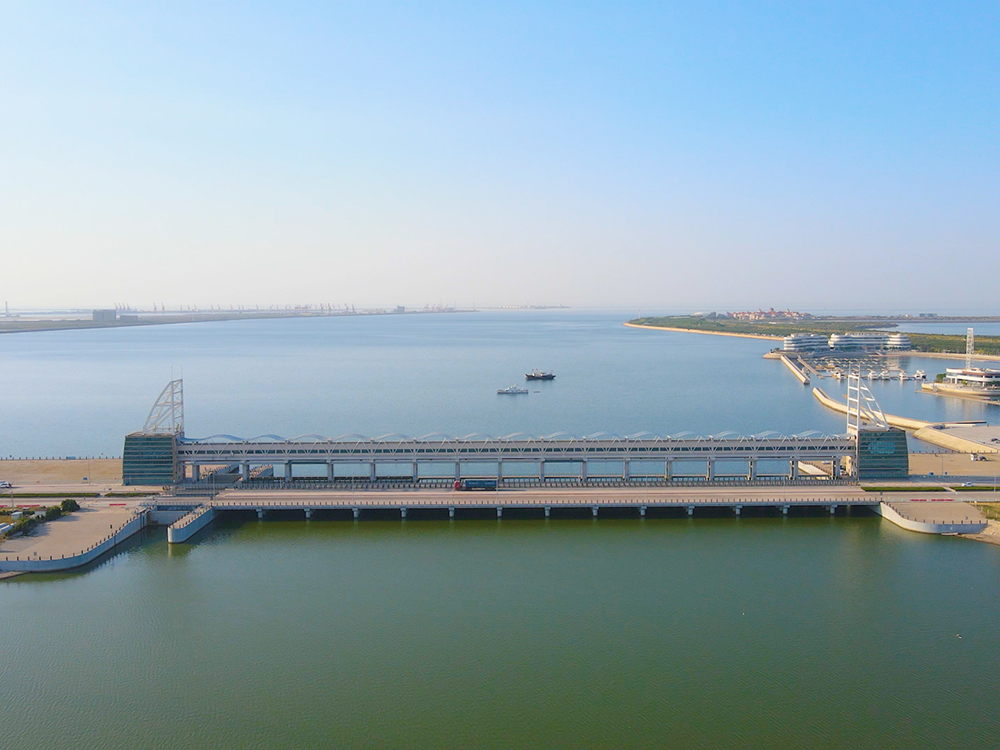 濰坊白浪河防潮閘：建于入?？诜凵迟|(zhì)海岸潮下帶，與船閘共用邊墩，